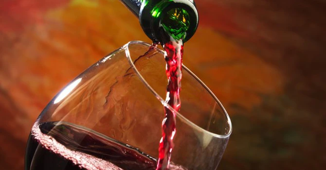 Efectele creșterii accizei la vin. Asociații: cresc prețurile și piața neagră, se reduc suprafețele cultivate și contribuțiile la buget