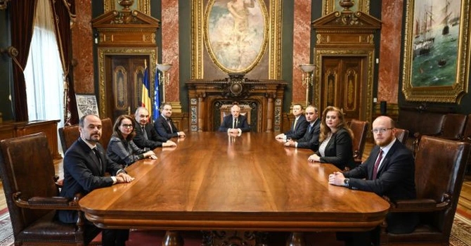 Isărescu decide mâine ce face cu dobânda BNR, cel mai probabil o lasă la fel. Economiștii văd o inflație de peste 8% după creșterile de taxe, dobânda-cheie ar putea crește la toamnă