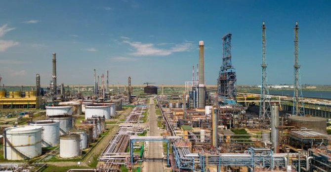 Petrol – Producţia de ţiţei a României a scăzut cu 7,6% în primele două luni din 2025. Importurile s-au majorat cu aproape 10%