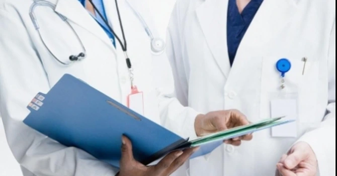 Ministerul Sănătății lucrează la o ordonanță de urgență prin care vor penalizați medicii de la stat care pleacă în timpul programului pentru a lucra la privat