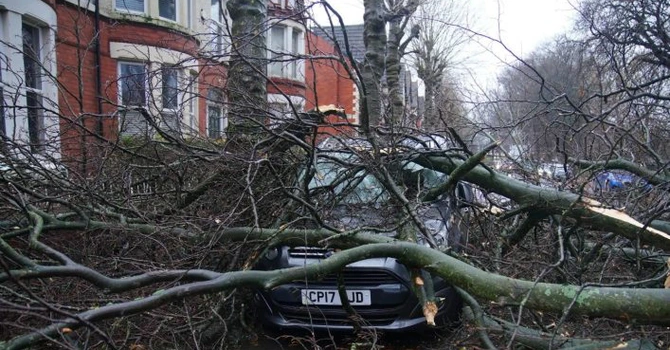 Avertisment pentru toți șoferii din București! Sute de mașini, distruse de furtună într-o singură săptămână. Pagubele pe locuințe sunt și mai mari
