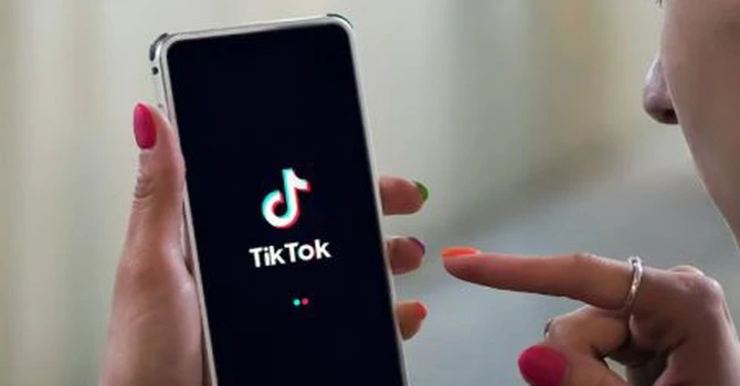 Update: Reacția Tiktok. Comisia Europeană acuză TikTok de lipsă de transparență în ceea ce privește serviciile de publicitate pe care le prestează