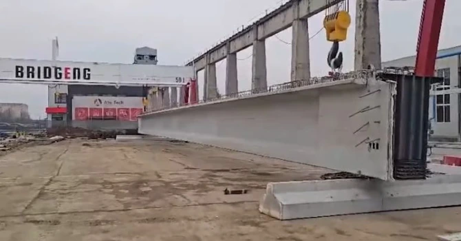 Autostrada Sibiu – Pitești: Prima grindă a mega-viaductului de la Boița este transportată către șantier VIDEO