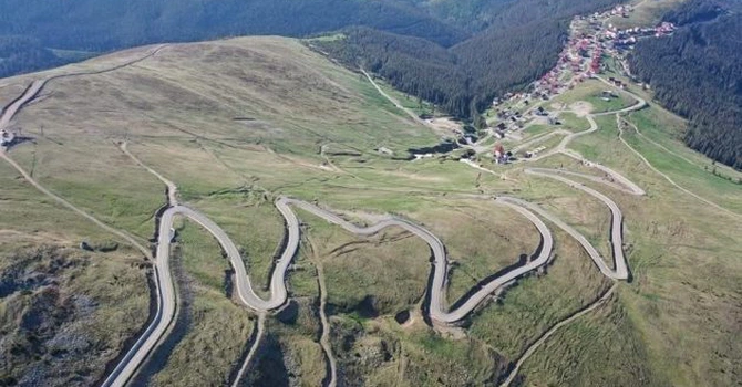 Transalpina, drumul de poveste, nu aduce turişti. Rânca „plânge” după călătorii care nu se cazează în unitățile din zonă