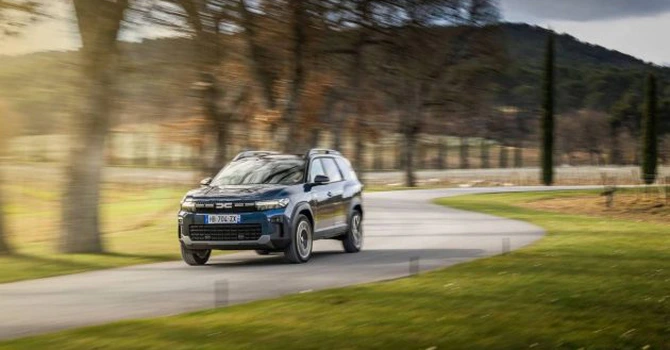 Dacia a deschis comenzile pentru o nouă variantă Bigster. Poate parcurge 1.450 km cu o singură alimentare completă