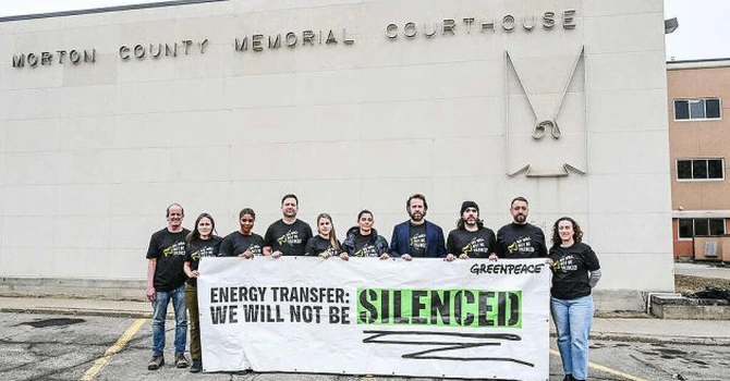 Greenpeace România a protestat în fața sediului Romgaz Black Sea Limited din București