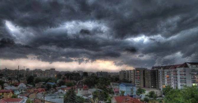 Fenomene extreme vineri şi sâmbătă – Cod portocaliu de furtuni şi ploi în Bucureşti şi 16 judeţe din România. Harta