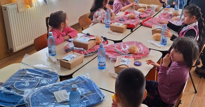 600 pachete cu hrană caldă au fost distribuite astăzi elevilor, în cadrul campaniei Ziua Meselor Școlare, organizată de Fundația Carmistin