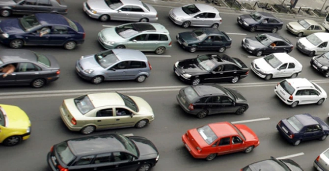 Rovinieta pentru autoturisme crește cu 78%, cât vor plăti șoferii – proiect de lege