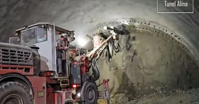 VIDEO Autostrada Sibiu – Pitești: Porr mai are de forat 130 de metri în a doua galerie a primului tunel