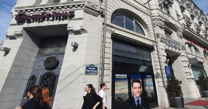 Nicușor Dan și-a stabilit sediul de campanie într-o clădire a unui dezvoltator imobiliar: spațiul fostei berării Gambrinus de la hotelul Cișmigiu, al spaniolilor de la Hercesa