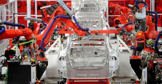 Tesla a evacuat o parte dintre angajații uzinei din Germania din cauza unui incendiu