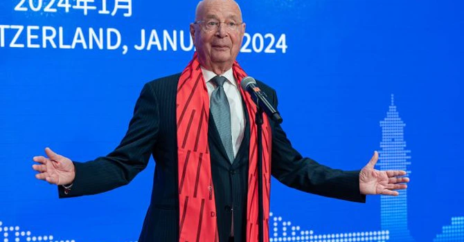 Klaus Schwab, fondatorul Forumului Economic Mondial, a demisionat din funcția de președinte al organizației