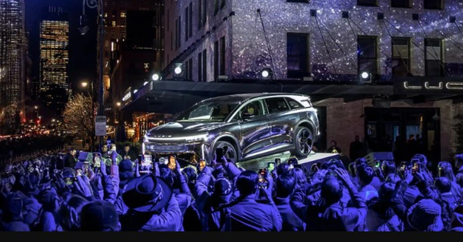 Uber va investi 300 de milioane de dolari în Lucid, într-un acord pentru un robotaxi, care va începe într-un mare oraș american