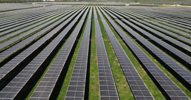 Un nou parc fotovoltaic în România. S-a semnat contractul pentru construcție