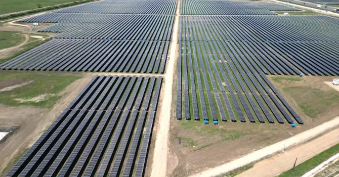 Grupul Raiffeisen a acordat o finanțare de peste 28,7 milioane de euro pentru construirea parcului fotovoltaic din Teiuș, jud Alba