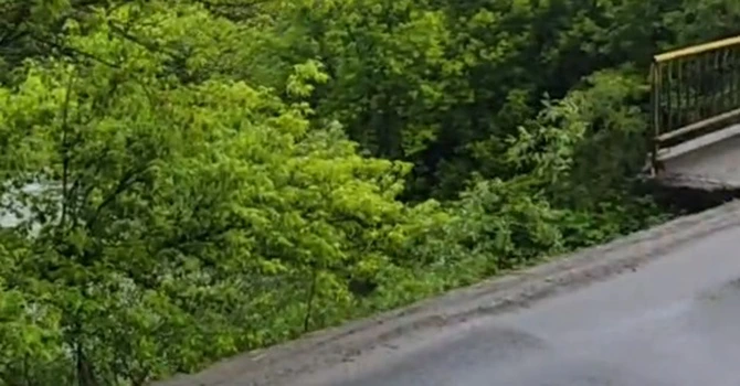 Podul de peste râul Săsar, aflat pe drumul de centură a municipiului Baia Mare, s-a surpat (Video)