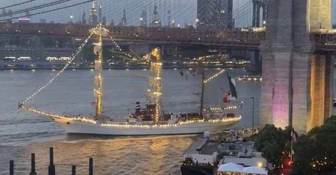 O navă mexicană cu pânze a lovit podul Brooklyn din New York. 2 morți