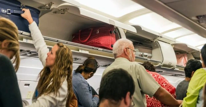 Taxele pe bagajele de cabină au devenit mina de aur a operatorilor low-cost. Peste 10 miliarde euro încasaţi în 2024, Ryanair domină clasamentul