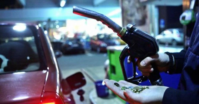 Noi taxe pe gaze și pe carburanții auto în România, se apropie momentul. Primele calcule: cât ar urma să plătim în plus