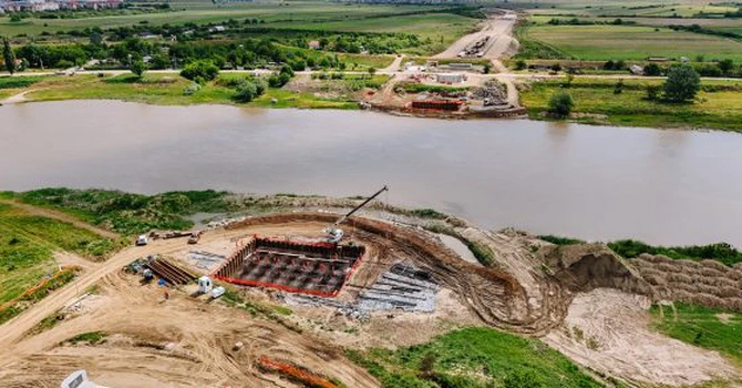 FOTO Calea ferată Caransebeș – Timișoara – Arad: Lotul 4, realizat în proporție de 15%. Se lucrează la podul peste Mureș