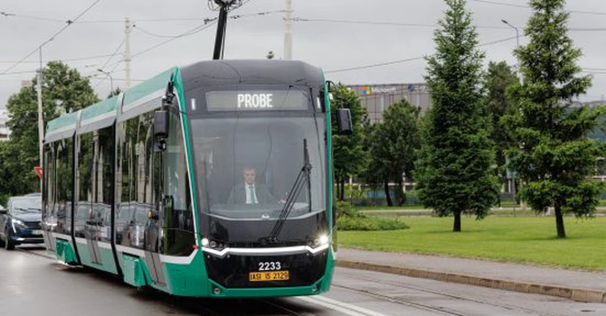 Al treilea tramvai furnizat de fabrica din Arad a ajuns la Oradea, printr-un proiect finanțat prin PNRR