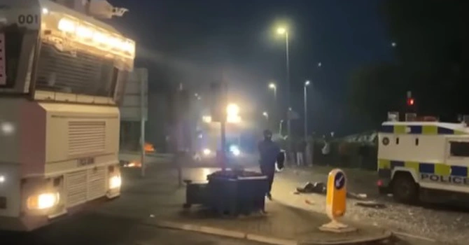 MAE le recomandă cetățenilor români din Irlanda de Nord să evite zonele în care au loc demonstrații