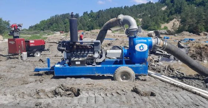 Intervenție complexă în zona Praid. ANAR lucrează cu zece motopompe pentru reducerea salinității apei din aval după ce salina a fost inundată (Video)