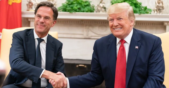 Moment jenant petru Rutte, secretarul general al NATO. Trump a publicat o scrisoare de la acesta plină de laude exagerate. „Donald, ne-ai condus către un moment cu adevărat, cu adevărat important pentru America şi Europa”