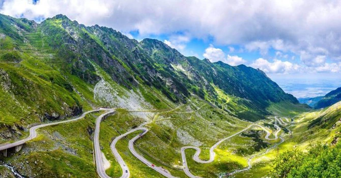 Transfăgărășanul se deschide mâine. Atenționare de urși pe cel mai spectaculos drum din România
