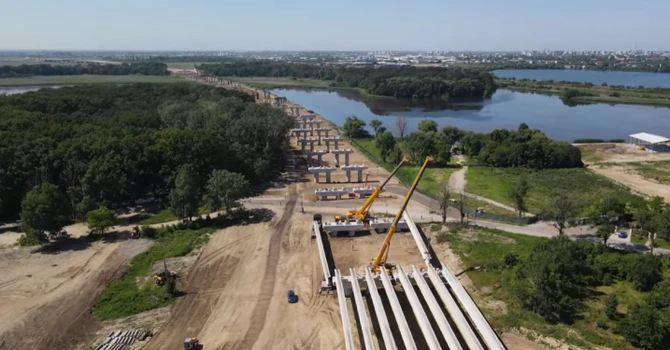 VIDEO Autostrada Bucureștiului A0: UMB montează grinzi la viaductul peste Lacul Cernica
