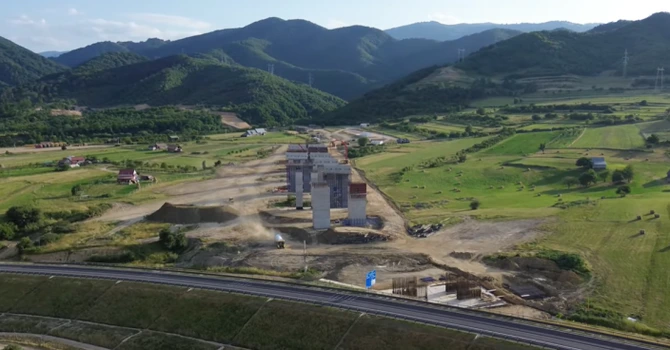 Autostrada A1 Sibiu – Pitești: Imagini noi cu secțiunea 2, cea din munte. Ce spun pasionații de infrastructură despre progresul constructorului din Turcia