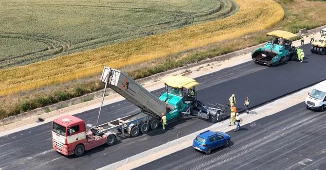 VIDEO Autostrada Transilvania A3: Construcții Erbașu a început lucrările de asfaltare pe lotul Suplacu de Barcău – Chirbiș