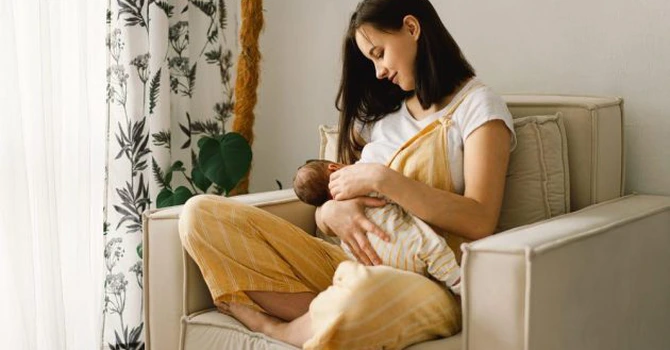 Bebeluș fericit, mamă liniștită: rolul alăptării în echilibrul emoțional