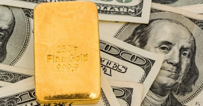 Aurul ia faţa dolarului. Băncile centrale preferă pentru rezervele lor metalul preţios, în detrimentul monedei americane