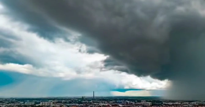 VIDEO Imagini spectaculoase cu furtuna care a răvășit Bucureștiul