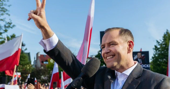 Cine este Karol Nawrocki, naționalistul admirator al lui Trump, care a câştigat alegerile prezidenţiale din Polonia