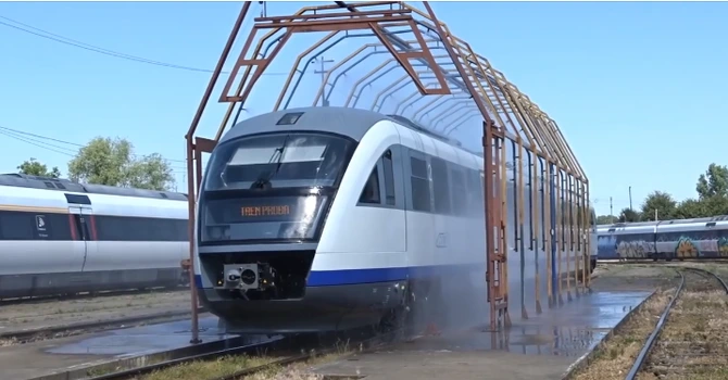 VIDEO A 35-a „Săgeată Albastră” reparată la Pașcani se întoarce pe șine