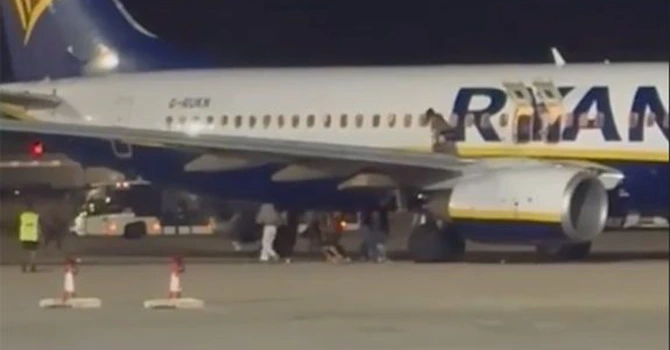 Mai multe persoane au fost rănite în urma unui incendiu izbucnit la bordul unui avion Ryanair aflat pe pista aeoportului din Mallorca