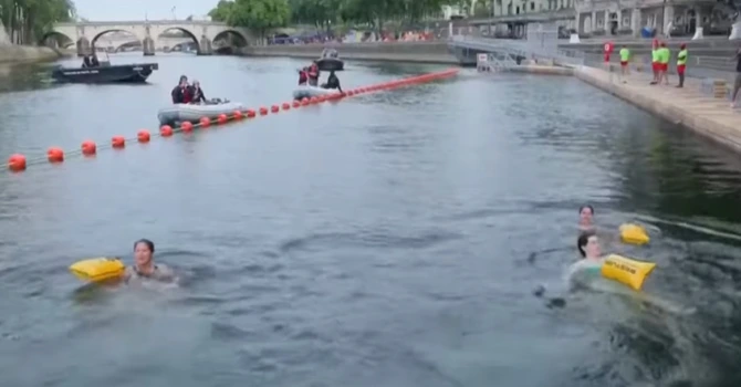 La Paris s-a dat starul sezonului de scăldat în Sena, sub stricta supraveghere a salvamarilor