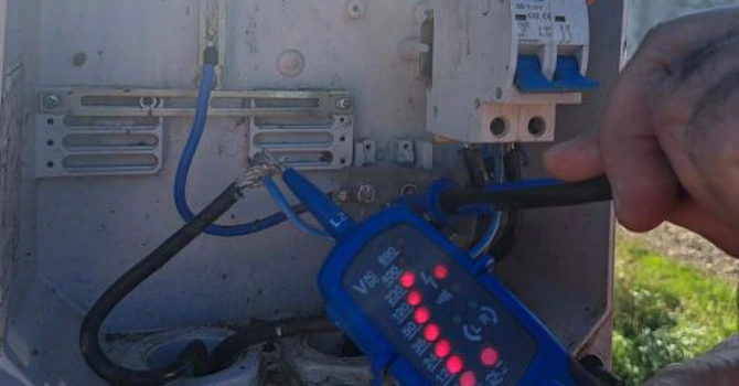 Cât curent electric se mai fură în România. Cifre de la Delgaz Grid