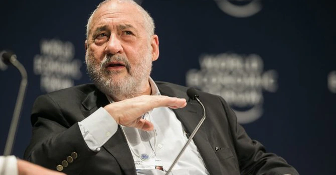 Șapte câștigători ai premiului Nobel pentru economie cer Franței să introducă un impozit special pentru cei mai bogați oameni din țară