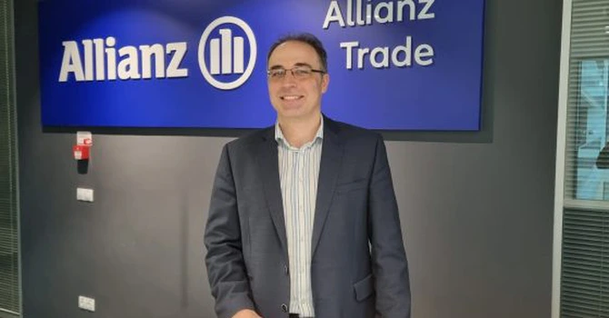 Analiză Allianz Trade: Bani înapoi pentru acționari sau numerar blocat pentru finanțarea clienților? Cum gestionează companiile europene și americane războiul comercial