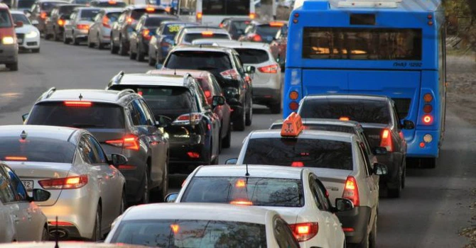 PMB pregătește, din nou, taxarea și eliminarea mașinilor poluante. Planul de Acțiune pentru un Oraș Verde prevede crearea de zone cu emisii reduse