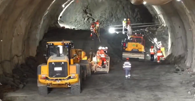 Autostrada A1 Lugoj – Deva: 800 de muncitori, mobilizați pe lotul tunelurilor. Când vom vedea prima „lumință”