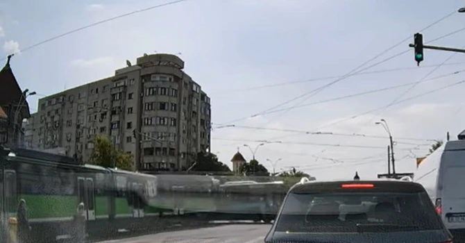 VIDEO – Accident grav în centrul Bucureștiului. 11 răniţi după ce un tramvai s-a ciocnit cu un autobuz