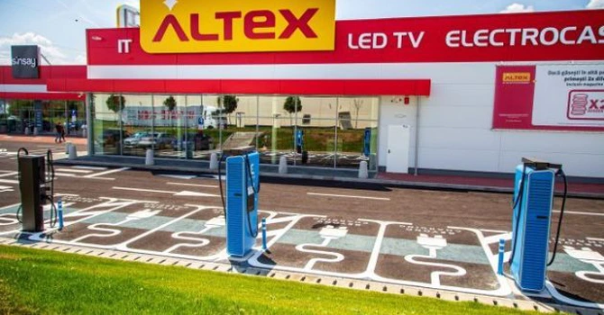 Altex pune stații de încărcare a mașinilor electrice în parcările magazinelor