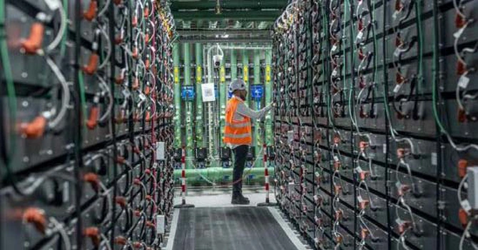 Românii de la Monsson accelerează extinderea în Suedia, cu un nou proiect de baterie de stocare a energiei, de 20 MWh, făcut special pentru climatul nordic