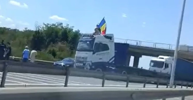 Un șofer de TIR a blocat Autostrada A1 aproape de intrarea în București. A pus camionul de-a latul drumului, în semn de protest