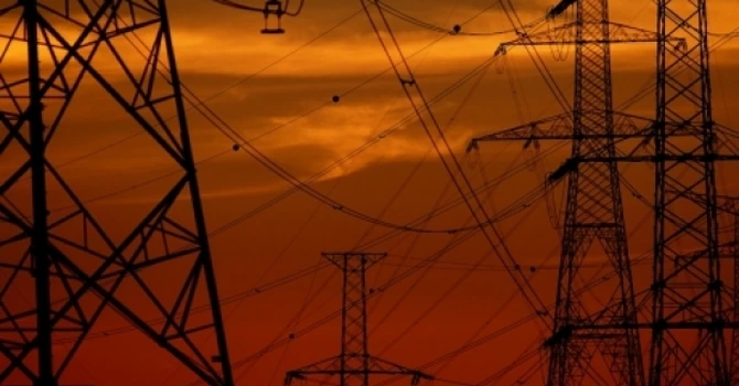 Au căzut din stâlpii unei linii electrice de 220 kV a Transelectrica